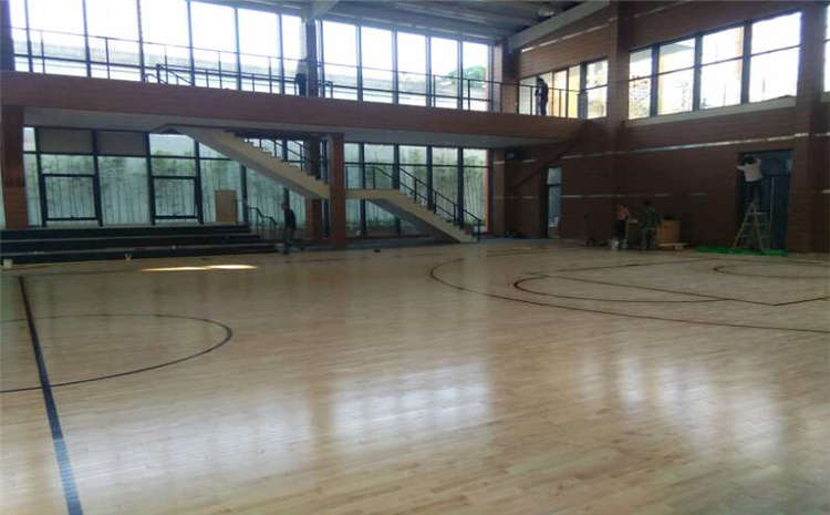 五角楓羽毛球館木地板廠家哪家好？